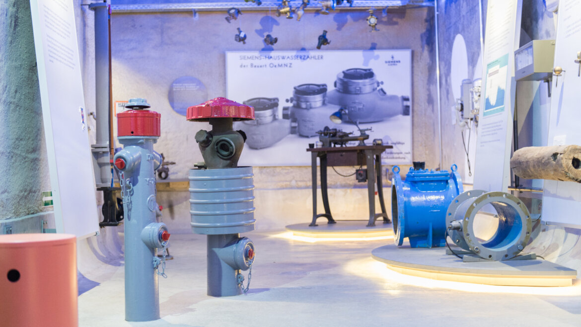 Wystawa w muzeum przemysłowym prezentująca zabytkowe wodomierze i rury - Salzburg Salzkammergut warto zobaczyć. (Powiększony widok)