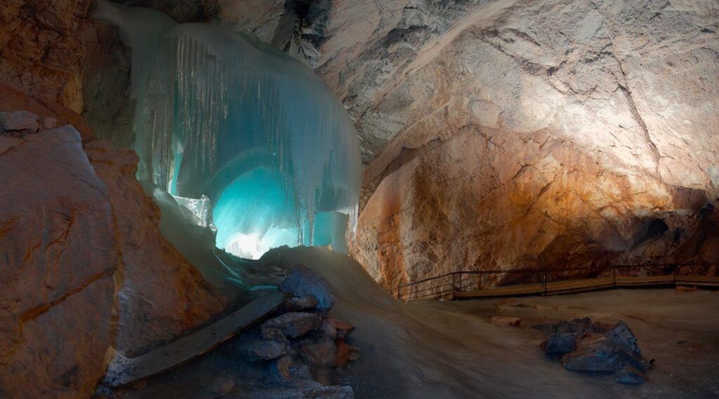Jedną z największych atrakcji turystycznych Ziemi Salzburskiej, łatwo i wygodnie dostępnych dla turystów wypoczywających w Salzburskim Świecie Sportu jest największa zbadana jaskinia lodowa.