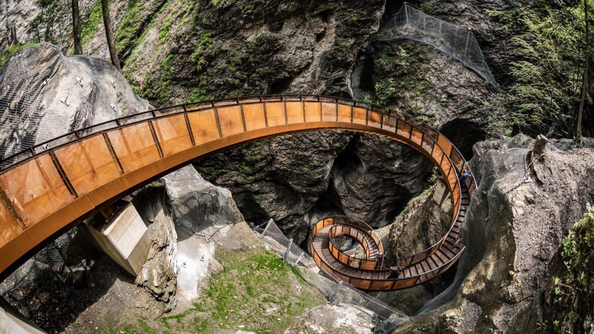 Spirala schodów prowadzi 30 metrów w dół, w głąb kanionu Liechtensteinklamm w St. Johann na Ziemi Salzburskiej, gdzie stajemy niemal oko w oko z pięknym spektalem przyrody.