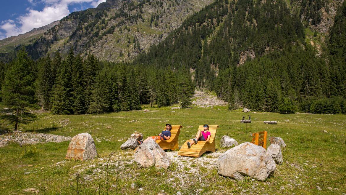 Rowerzyści w Göriach cieszä się chwilą odpoczynku na łonie przyrody, z oszałamiającymi widokami gór Salzburskiego Lungau