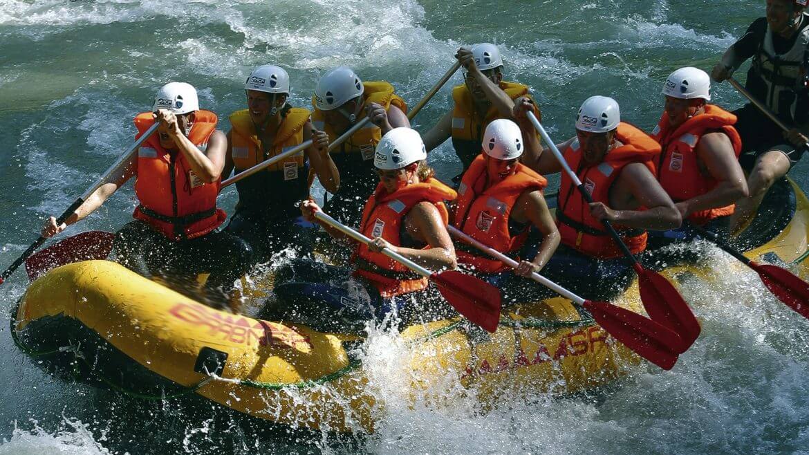 Wyyprawa raftingowa to zespołowa zabawa i moc adrenaliny na spienionych wodach rzek i rwących wodach górskich potoków.
