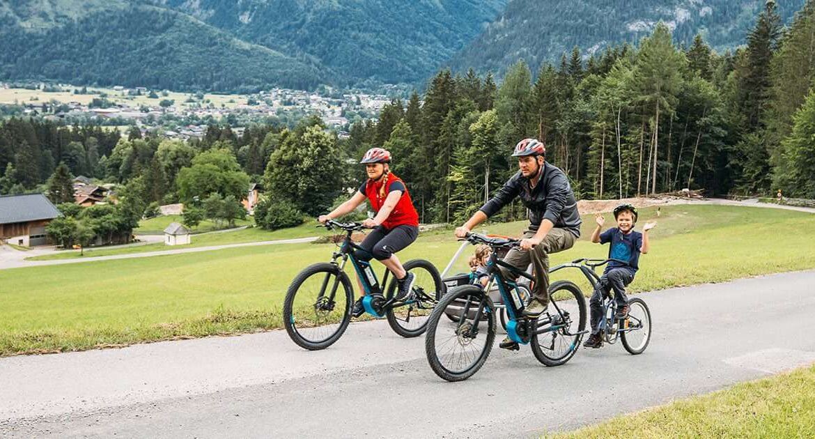 Dzieci na rowerze doczepionym do roweru rodzicąw mogą same zadecydować, kiedy chcą pedałować, a kiedy cieszyć się z mijanych krajobrazów Salzburskiego Saalachtalu.