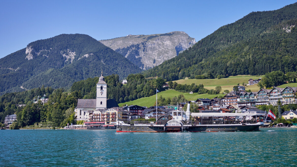 Statek białej floty WolfgangseeSchiffahrt© Salzburg AG Tourismus GmbH Malownicza wioska nad jeziorem Wolfgangsee z kościołem, kolorowymi budynkami i łodziami - idealna na rejsy statkiem. (Powiększony widok)