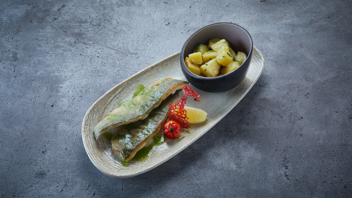 Grillowana ryba z zielonym sosem, pomidorkami koktajlowymi i ziołowymi ziemniakami - jak przejażdżka kolejką zębatą na Schafberg. (Powiększony widok)