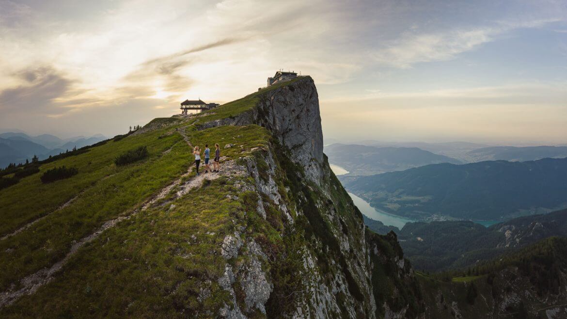 Ze szczytu góry Schafberg roztacza się wspaniała panorama krainy Salzkammergut z turkusowymi jeziorami, zalesionymi wzgórzami i skalnymi ścianamiami
