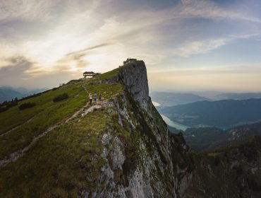 Ze szczytu góry Schafberg (1783 m n.p.m.) roztacza się wspaniała panorama krainy Salzkammergut z turkusowymi jeziorami, zalesionymi wzgórzami i skalnymi ścianamiami