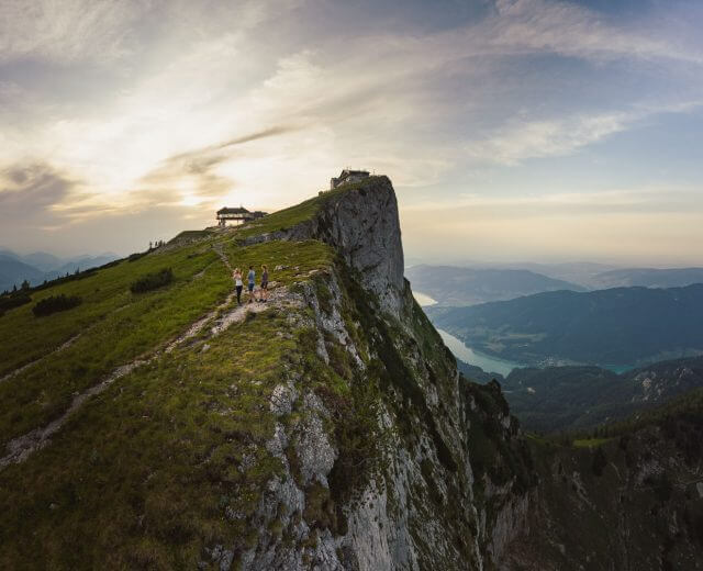 Ze szczytu góry Schafberg (1783 m n.p.m.) roztacza się wspaniała panorama krainy Salzkammergut z turkusowymi jeziorami, zalesionymi wzgórzami i skalnymi ścianamiami