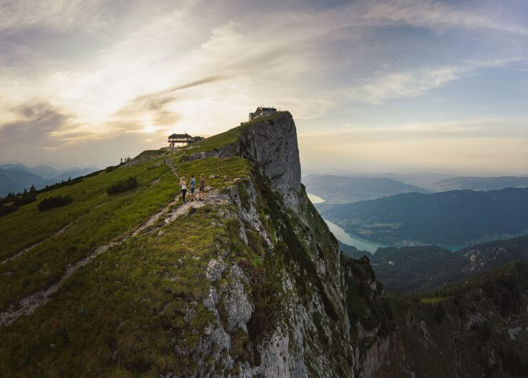 Ze szczytu góry Schafberg (1783 m n.p.m.) roztacza się wspaniała panorama krainy Salzkammergut z turkusowymi jeziorami, zalesionymi wzgórzami i skalnymi ścianamiami