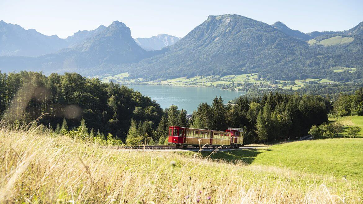 Z wagonika kolejki zębatej na górę Schafberg roztacza się piękny widok na jezioro Wolfgangsee i okoliczne góry. (Powiększony widok)