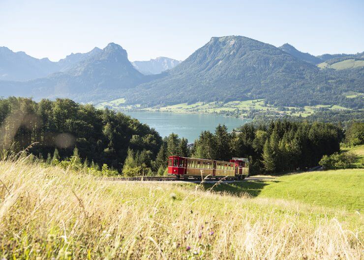 Z wagonika kolejki zębatej na górę Schafberg roztacza się piękny widok na jezioro Wolfgangsee i okoliczne góry.