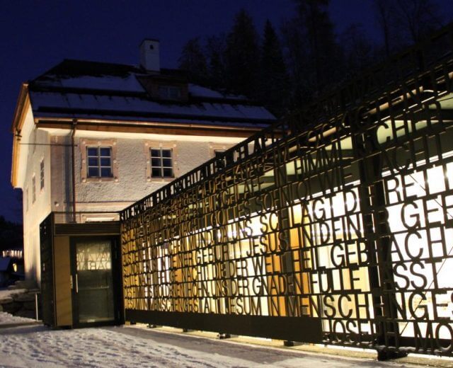 stille-nacht-museum-pflegerschlosslkulturverein-blaues-fenster-1170×658 Zameczek Namiestnika w Wagrain, dawniej siedziba najwyższego administratora prowincji z nadania arcybiskupa Salzbruga, mieści dziś muzeum poświęcone twórcy kolędy Cicha Noc i dziejom popularyzacji pieśni na świecie.