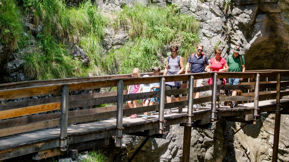 400 metrów trasy, 51 pomostów i 35 schodów mają do pokonania turyści zwiedzająca skalny wąwóz Vorderkaserklamm w Salzburskim Saalachtalu. Temu wyzwaniu da radę każde dziecko!