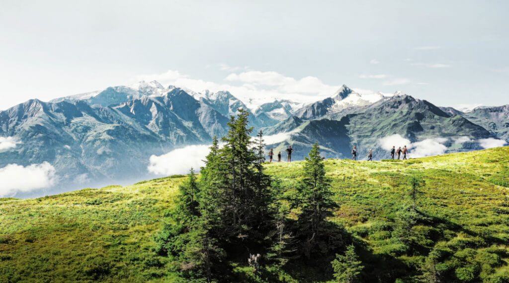 Wędrują dalekobieżnycm szlakiem Hohe Tauern Panorama Trail oglądasz szczyt najwyższej góry austriackich Alp, Grossglocknera.