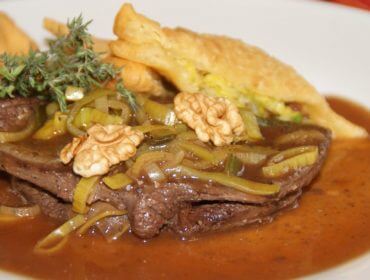 W tradycyjnej salzburskiej kuchni nie może zabraknąć jesienią dań z dziczyzny. Na zdjęciu sznycle z sarniny z jabłkiem i orzechami.