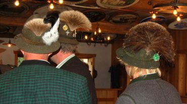 Strzelcy znad jeziora Prebersee w tradycyjnych strojach ludowych i filcowych kapeluszach z pędzlem z sierści jelenia..