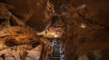 Schody w głąb skalnego świata jaskini Lamprechtshöhle w Salzburskim Saalchtalu