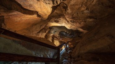 Skalne ściany wnętrza jaskinia Lamprechtshöhle koło St. Martin bei Lofer