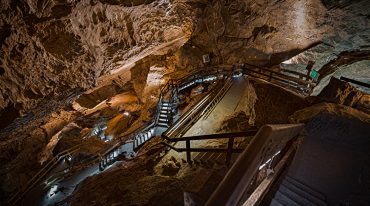 Wnętrze jaskini Lamprechtshöle w St. Martin bei Lofer z niezliczonymi schodami, które trzeba pokonać podczas ziwedzania.