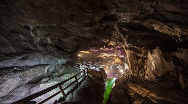 Wnętrze jaskini Lamprechtshöhle z tajemniczym, zielonym oświetleniem