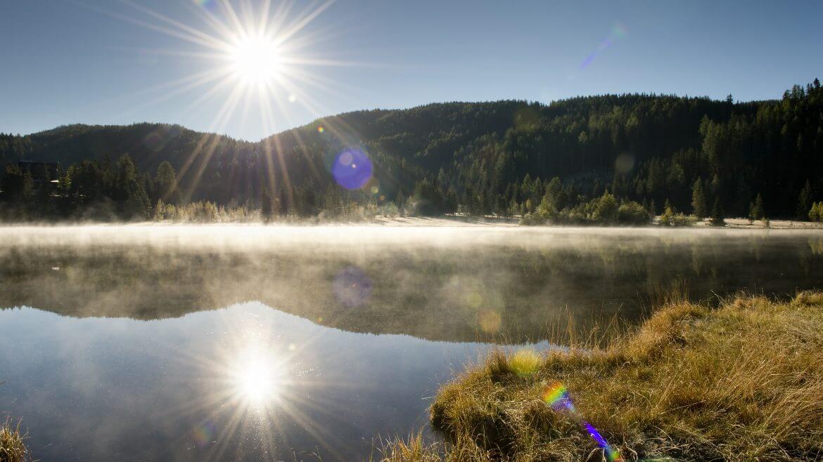 Białe mgły nad taflą jeziora Prebersee wyglądają bardzo malowniczo i tworzą mistyczny nastrój.