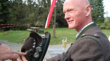 Peter Kröll, członek zarządu strzelców Preberschützen, z dumą pokazuje swoją Złotą Czarownicę.