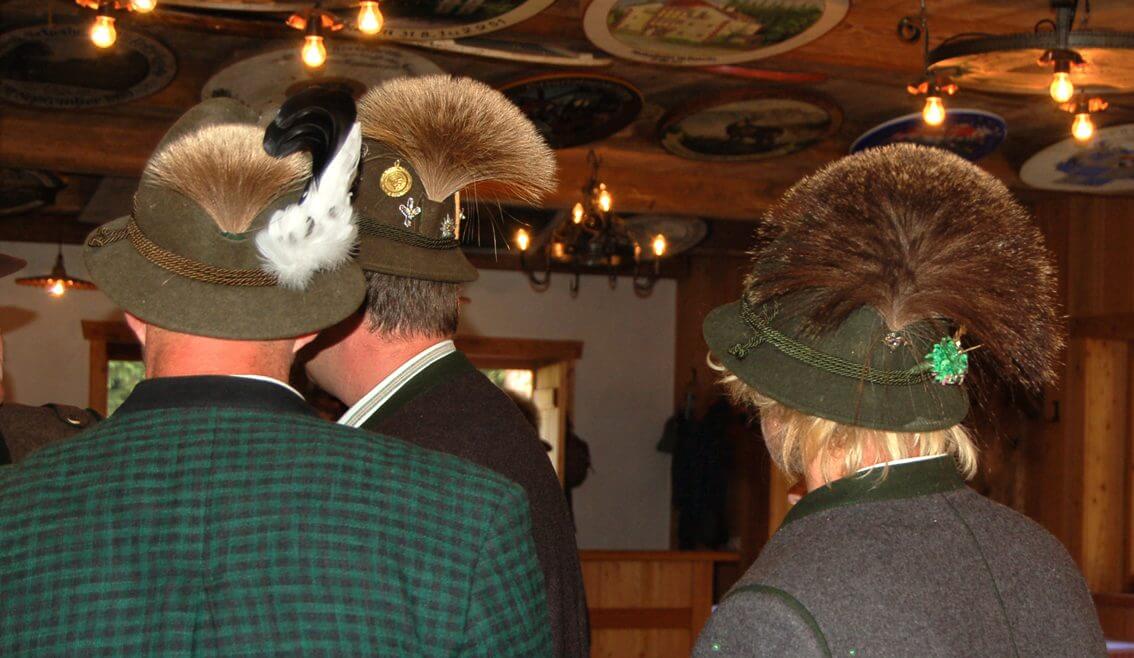 Strzelcy znad jeziora Prebersee noszą tradycjne stroje ludowe i filcowe kapeluszsze z pędzlem z sierści jelenia.