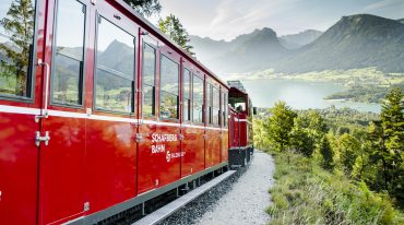 Z trasy kolejki zębatej roztaczają się wspaniałe widoki na modre jeziora i górskie szczyty krainy Salzkammergut