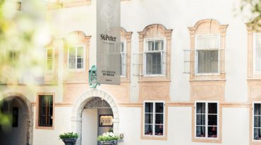 Brama wejściowa do restauracji St. Peter Stiftskulinarium przy Opactwie św. Piotra na salzburskim Starym Mieście