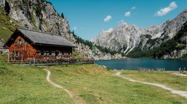 Otoczone soczystymi halami i skalnymi szczytami Tappenkarsee w Salzburskim Świecie Sportu uchodzi za jedno z najpiękniejszych jezior alpejskich