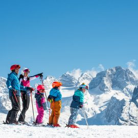 Urlop zimowy z rodziną na stokach narciarskich Dachstein West, w baśniowej alpejskiej scenerii.