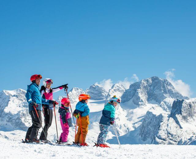 Urlop zimowy z rodziną na stokach narciarskich Dachstein West, w baśniowej alpejskiej scenerii.