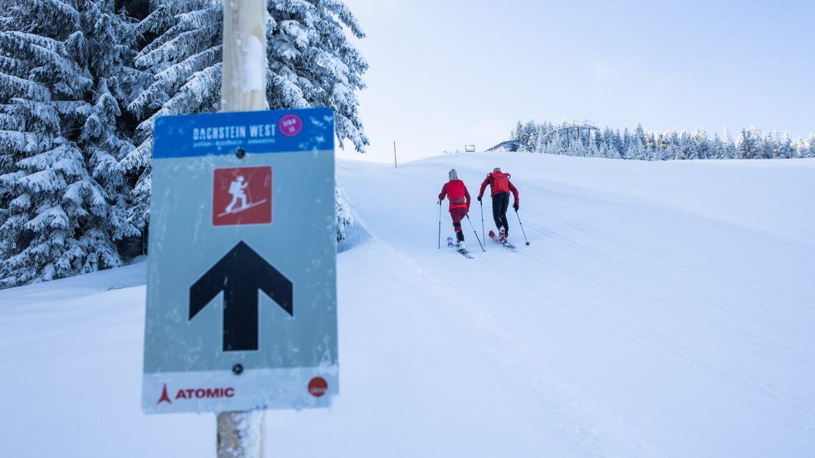 Szlak skitourowy w Russbach w regionie Dachstein West prowadzi przygotowaną trasą, której nie należy pod żadnym pozorem opuszczać.
