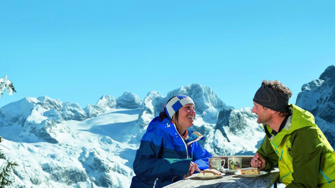 Schroniska narciarskie w pobliżu nartostard w Dachstein West zapraszają fanów śnieżnych uciech na relaksującą przerwę i regionalne przysmaki, np. strudel serowy 