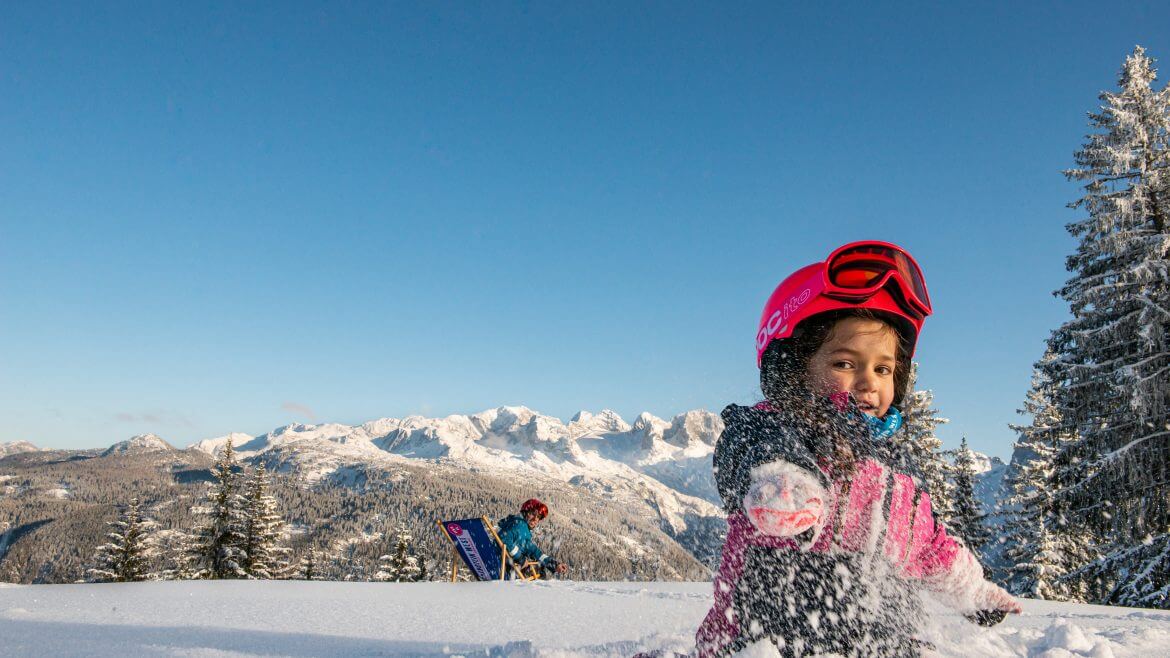 Dzieci od pierwszego do trzeciego roku życia bawią się w Dachstein West w Klubie Malucha, a rodzice w tym czasie oddają się narciarskim uciechom. 