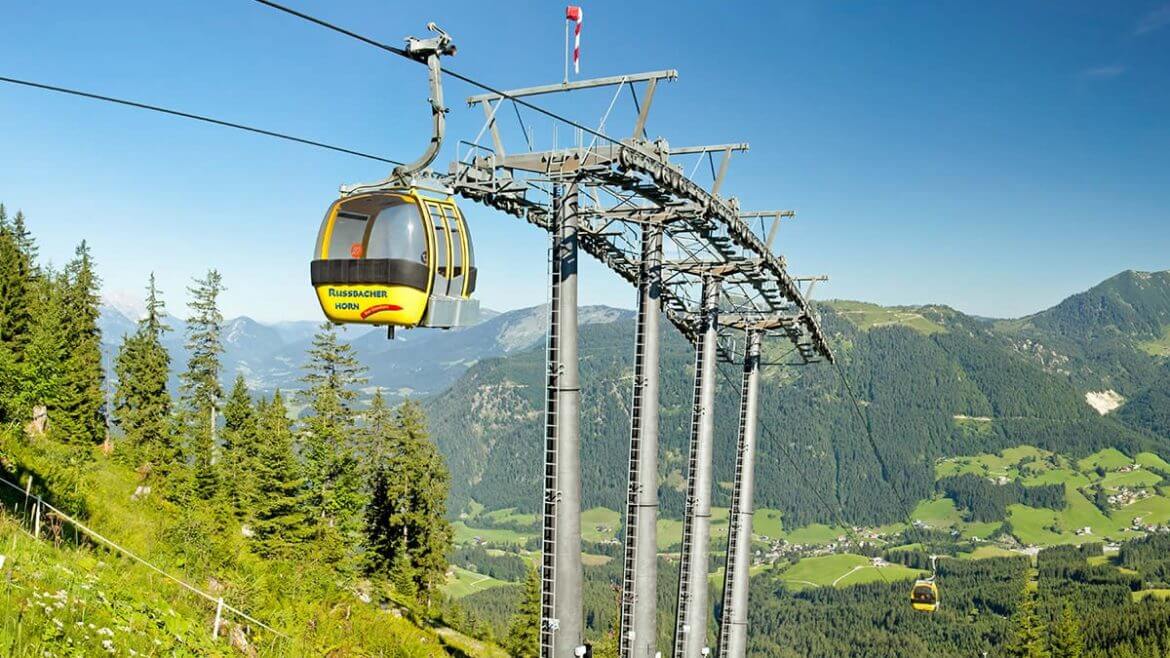Z centrum kurortu Russbach na górę Hornspitze (1 450 m n.p.m.) wjeżdża w zaledwie 6 minut 8-osobowa kolej kabinowa