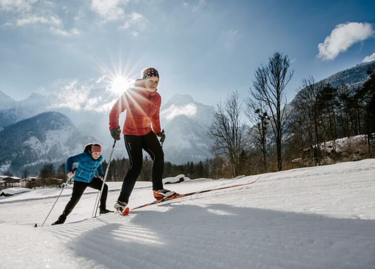 W Salzburskim Saalachtalu znajdziemy trasy do uprawiania biegów narciarskich zarówno stylem klasycznym, jak i dowolnym. Na zdjęciu matka i nastoletnią córką.