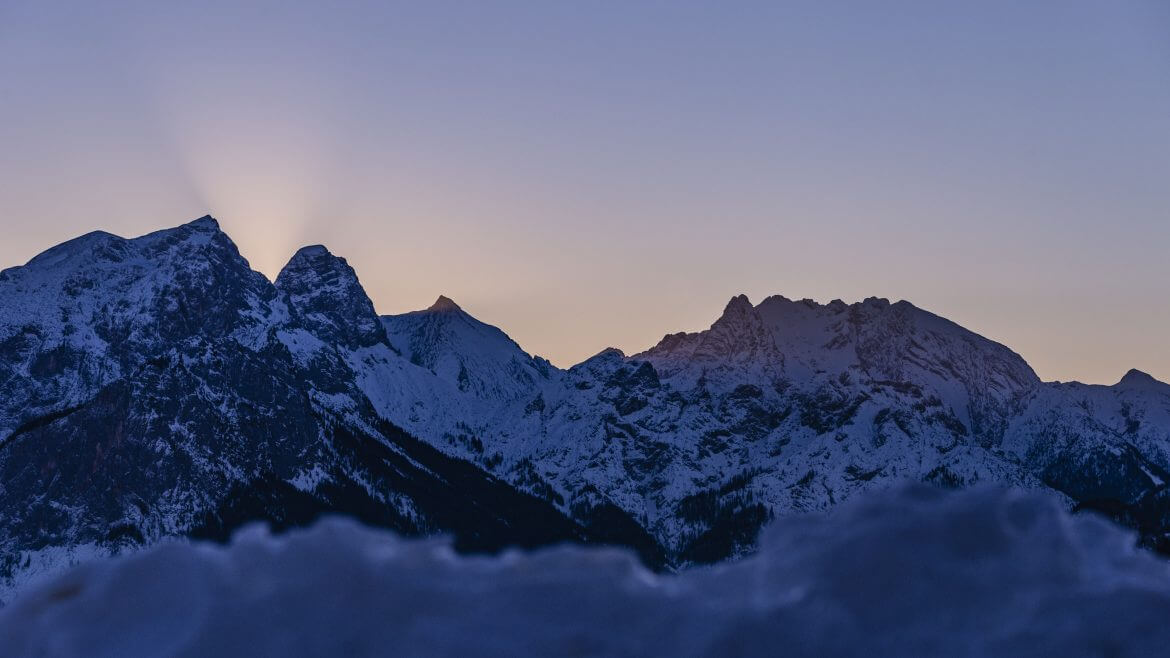 Czy uprawiasz zimową turystykę pieszą, czy wędrujesz na rakietach śnieżnych, zawsze masz przed oczami poszarpane szczyty i granie gór Salzburskiego Saalachtalu.