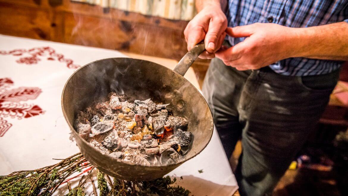 Noce dymne w Salzburskim Saalachtalu to pradawna tradycja. Dym z uschniętych ziół i kadzidła dezynfekuje powietrze i poprawia nastrój.