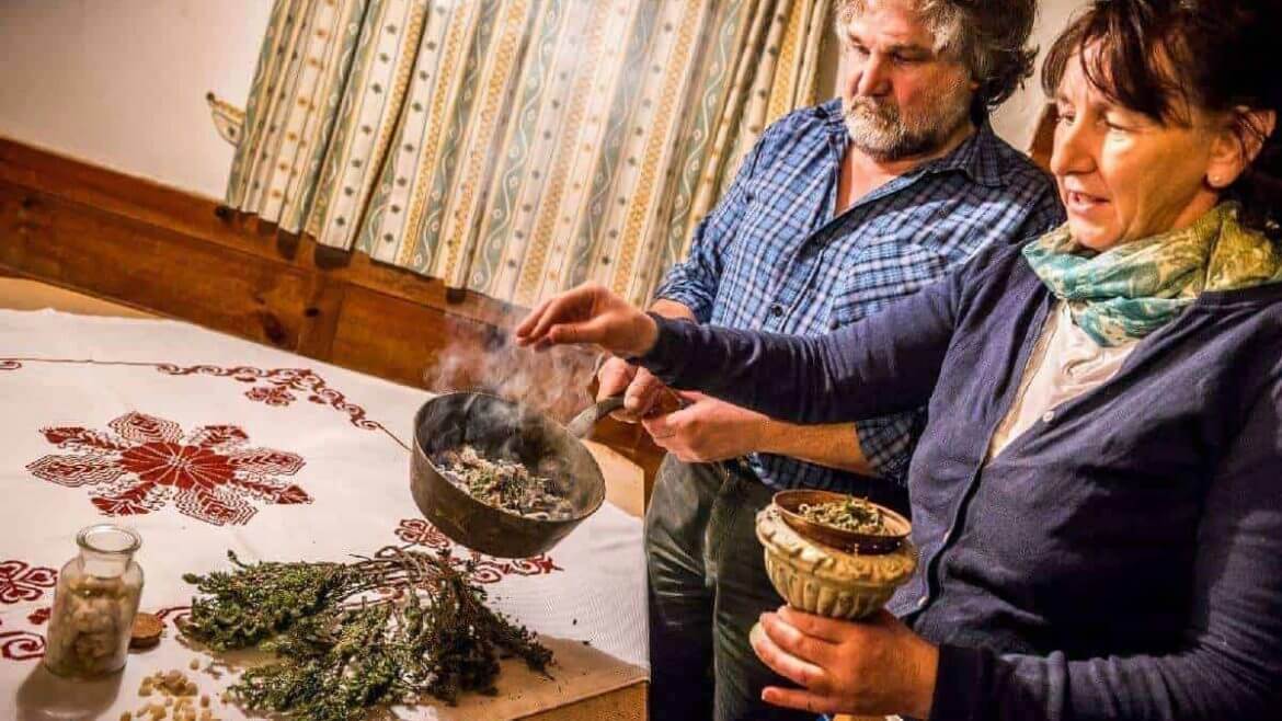 Gospodarze z farmy Lutzbauer wypełniają patelenkę kadzidłem i suszonymi ziołami, by „wyczyścić” powietrze w domu i w zagrodzie 