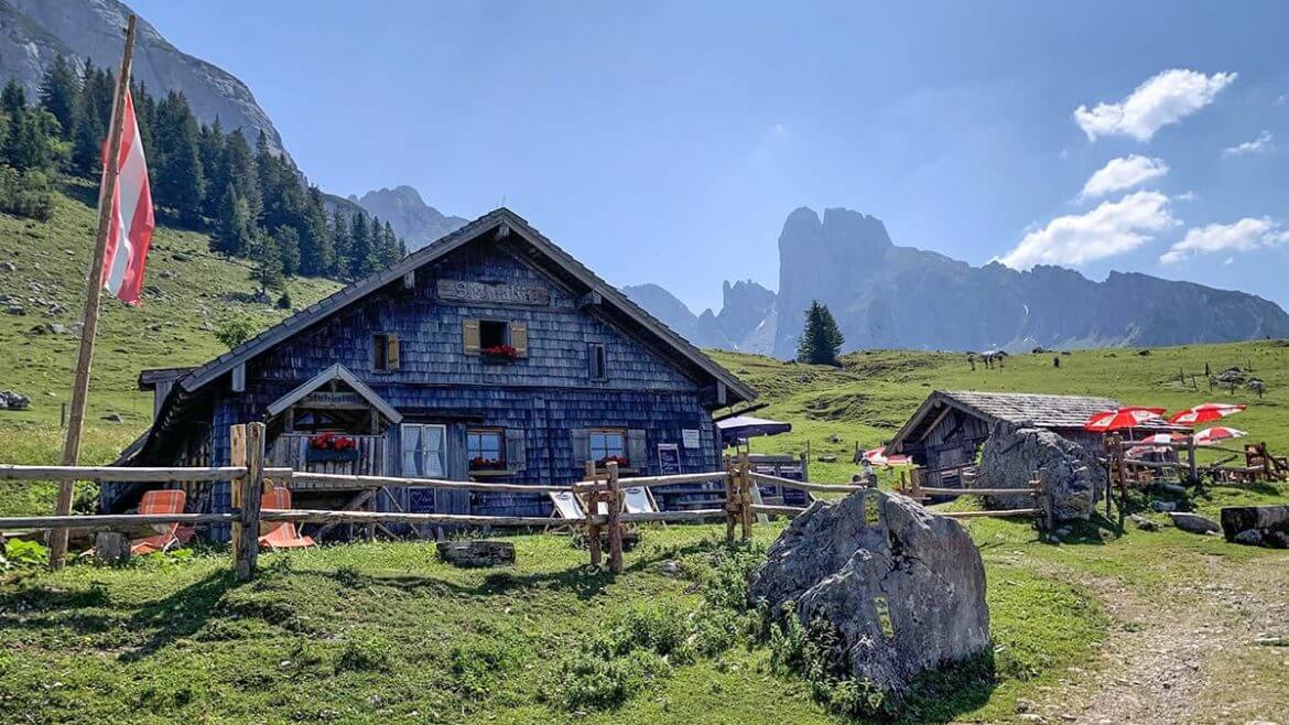 Stałym punktem każdej wędrówki alpejskim szlakiem - czy to przez zielone hale, czy przez góry - jest odpoczynek w tradycyjnej bacówce i smaczna regionalna przekąska.