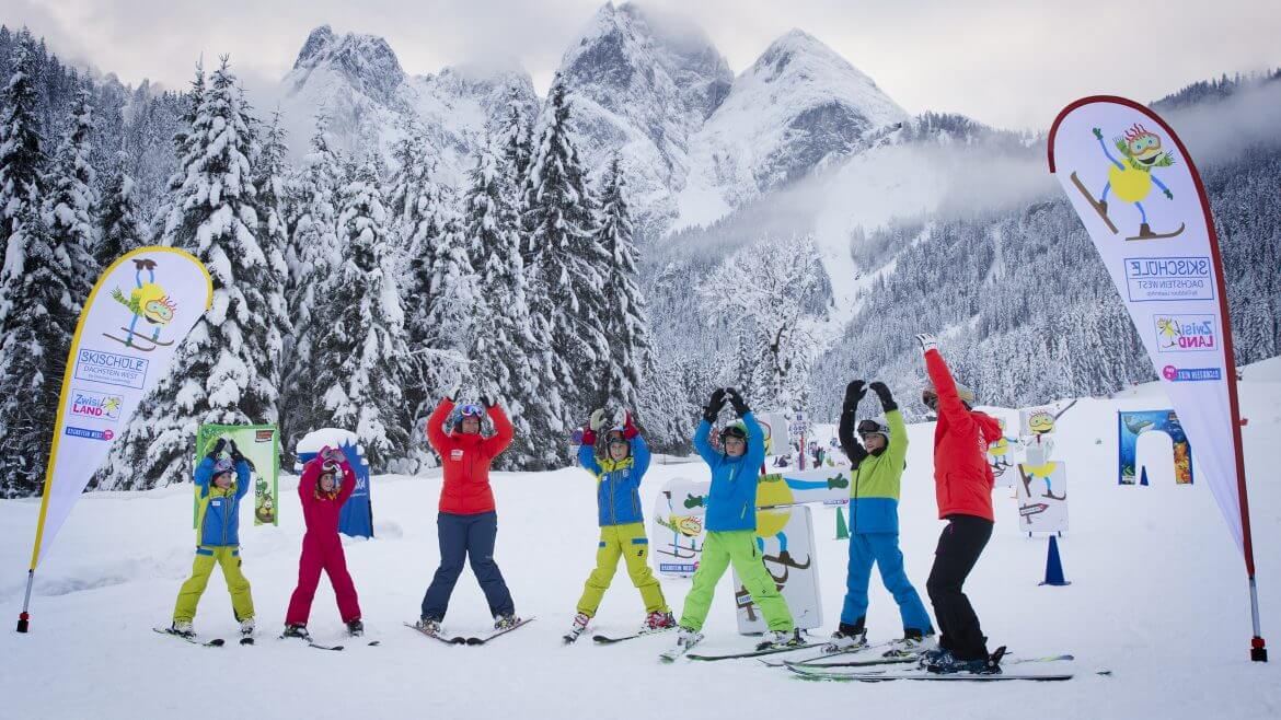 Na oślich łączkach w Dachstein West odbywają się kursy narciarskie dla dzieci. Naukę zaczyna się od rozgrzewki. 