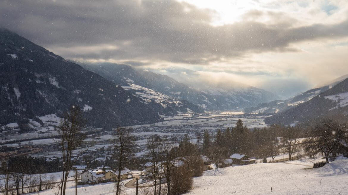 Zimowa panorama miejscowości Fügen w dolinie Zillertal, skąd pochodziła rodzina Rainerów - pieśniarzy ludowych