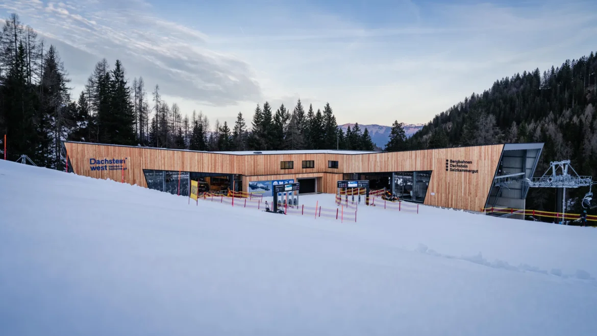 Nowa stacja kolejki krzesełkowej dla 6 osób w Dachstein West © Dachstein Tourismus AG Budynek stacji wyciągu narciarskiego Dachstein West u podnóża ośnieżonego stoku narciarskiego w ośrodku Dachstein West. (Powiększony widok)