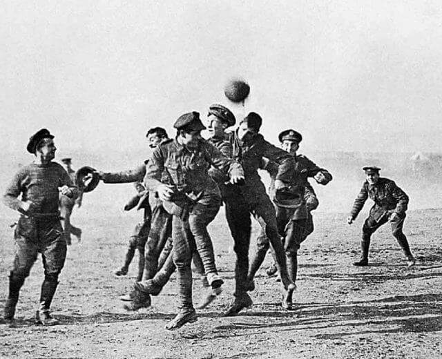 c-Martin-Reiter-Weihnachtsfriede-Front-24121914-Fussball-1400×840.jpg.pagespeed.ce.fX0d8OUDdc Zawieszenie broni na okres Bożego Narodzenia w czasie I Wojny Światowej. Żołnierze na froncie grają w piłkę nożną.
