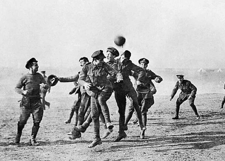 Zawieszenie broni na okres Bożego Narodzenia w czasie I Wojny Światowej. Żołnierze na froncie grają w piłkę nożną.