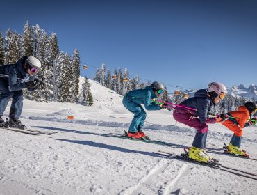Na starannie przygotowanych trasach narciarskiech regionu Dachstein West szusuje się doskonale z rodziną. W tle zawsze potężny lodowiec.
