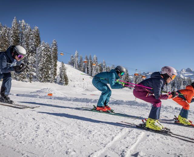 Na starannie przygotowanych trasach narciarskiech regionu Dachstein West szusuje się doskonale z rodziną. W tle zawsze potężny lodowiec.