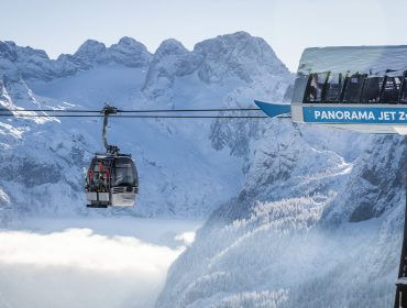 Wagonik kolejki Panorama Jet i widok na pokryty wiecznym lodem Dachstein