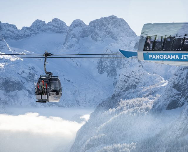 Wagonik kolejki Panorama Jet i widok na pokryty wiecznym lodem Dachstein