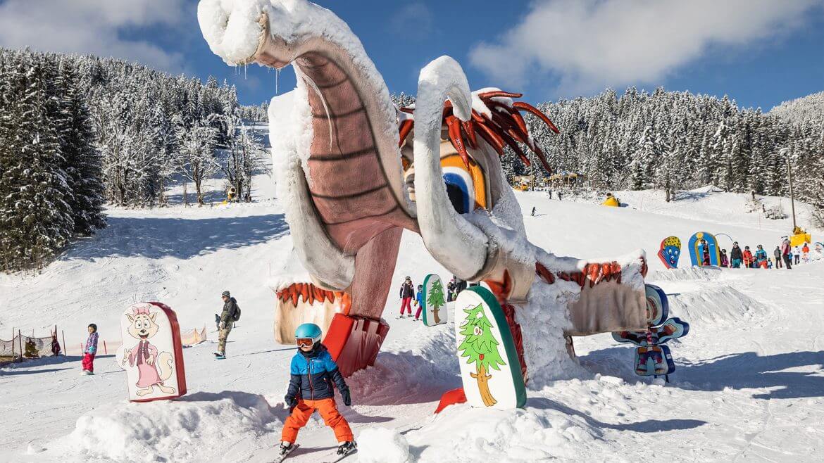 W "dziecięcej krainie śniegu" Fredy-Land maluchy uczą się jeździć na nartach po trasie, której strzegą mamuty i liczne zabawne baśniowe stwory.